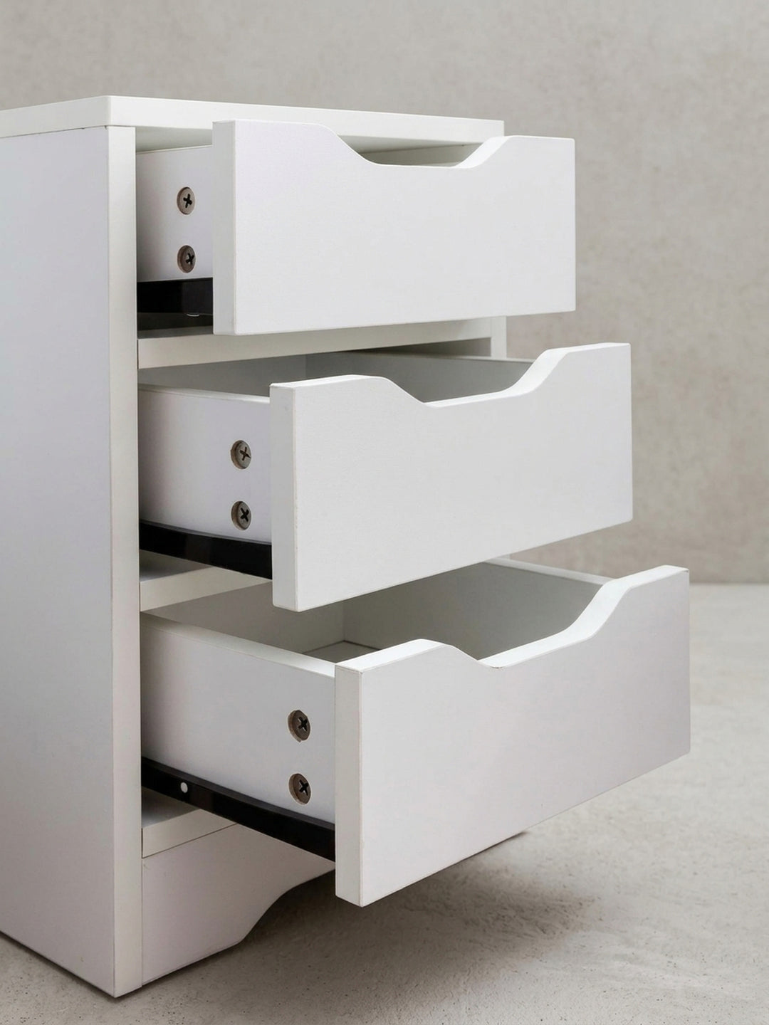 Gesamtübersicht der schlichten, weißen Nachtkonsole. Das zeitlose Design mit klaren Linien macht das 49 cm hohe Kleinmöbel zum perfekten, unaufdringlichen Begleiter für moderne Betten._