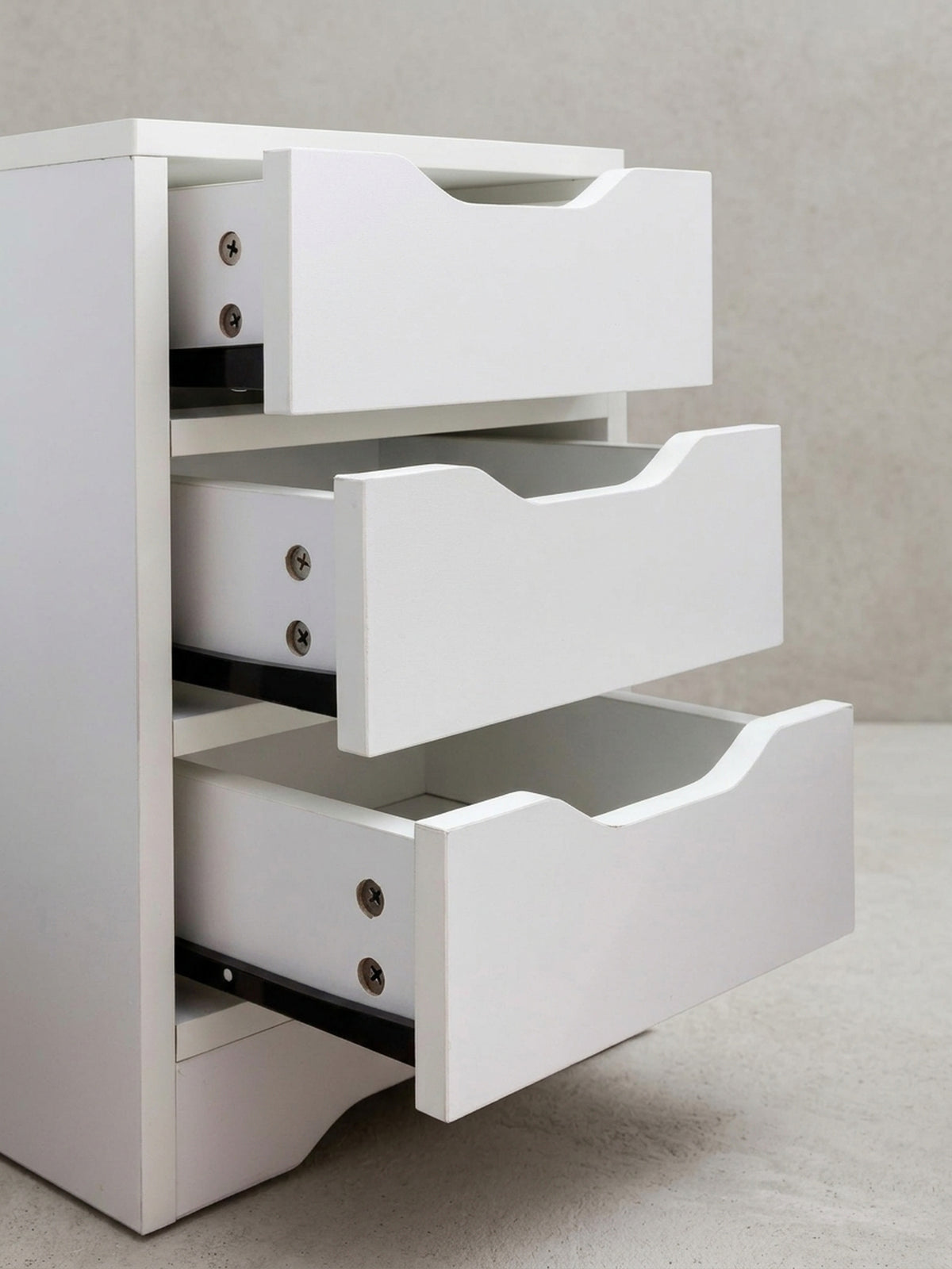 Gesamtübersicht der schlichten, weißen Nachtkonsole. Das zeitlose Design mit klaren Linien macht das 49 cm hohe Kleinmöbel zum perfekten, unaufdringlichen Begleiter für moderne Betten._