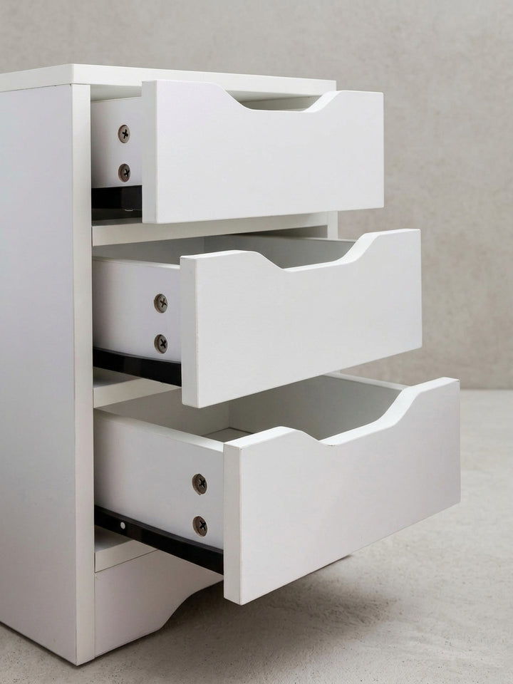 Gesamtübersicht der schlichten, weißen Nachtkonsole. Das zeitlose Design mit klaren Linien macht das 49 cm hohe Kleinmöbel zum perfekten, unaufdringlichen Begleiter für moderne Betten._