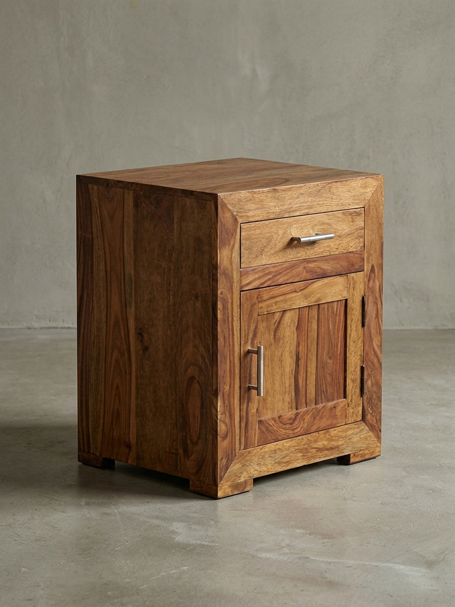 Nachttisch aus warmem Sheesham-Massivholz mit markanter Maserung mit Schublade auf neutralem Betonhintergrund Frontalansicht 50x40x60 cm_