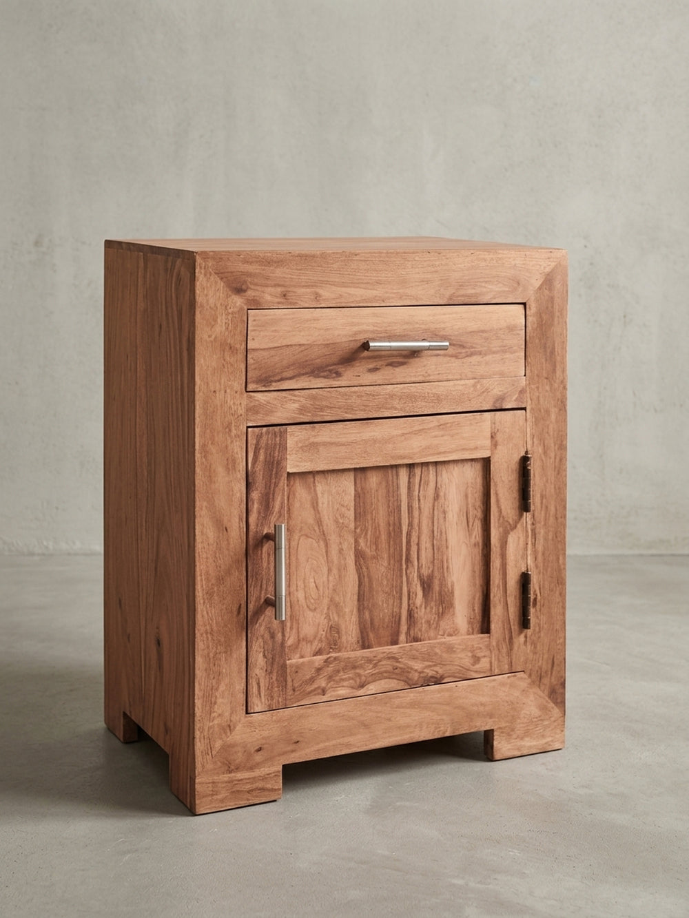 Freisteller Nachttisch Akazie massiv natur 50x40x60 cm freigestellt auf grauem Hintergrund mit Schublade zeigt vollständige Silhouette_