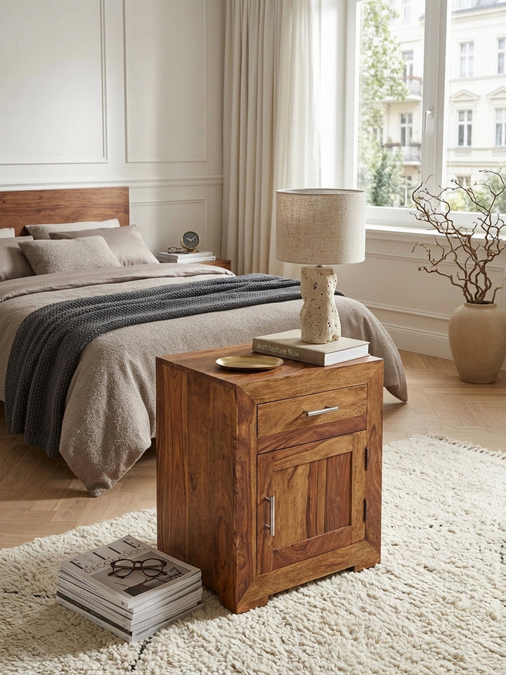 Nachttisch Sheesham Massivholz natur 50x40x60 cm in stilvoller Schlafzimmer-Einrichtung mit Dekoration und Accessoires aus der Vogelperspektive mit Schublade_