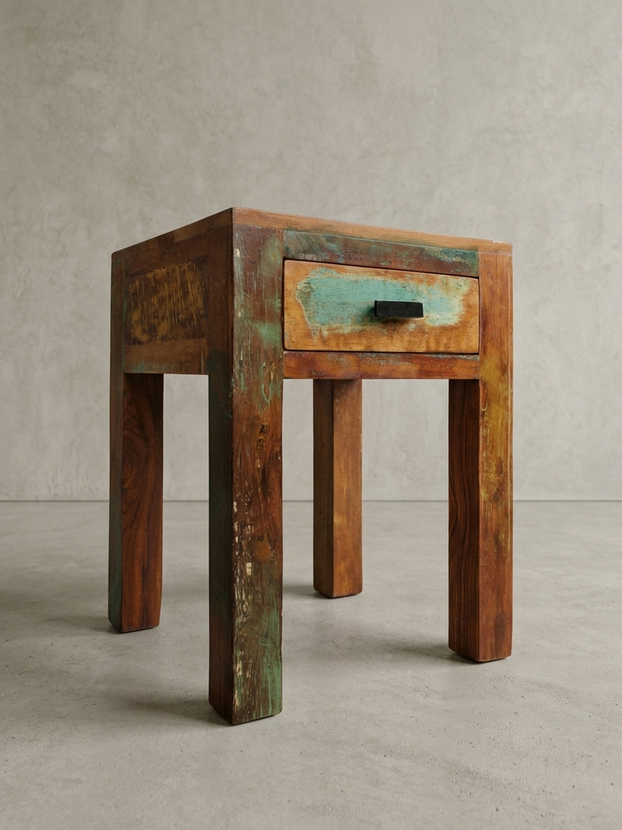 Nachttisch aus Massivholz in Frontalansicht, 55 cm Höhe, geradliniges Design mit einer praktischen Schublade und schwarzem Metallgriff vor sauberem, weißem Hintergrund._