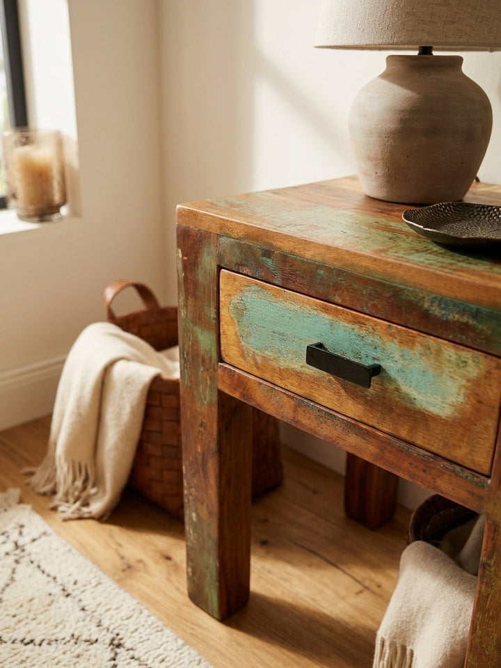 Nahaufnahme der recycelten Mango Massivholz Oberfläche, authentische Shabby Chic Patina in Braun und Türkis mit feiner Maserung und hochwertig versiegelter Struktur._