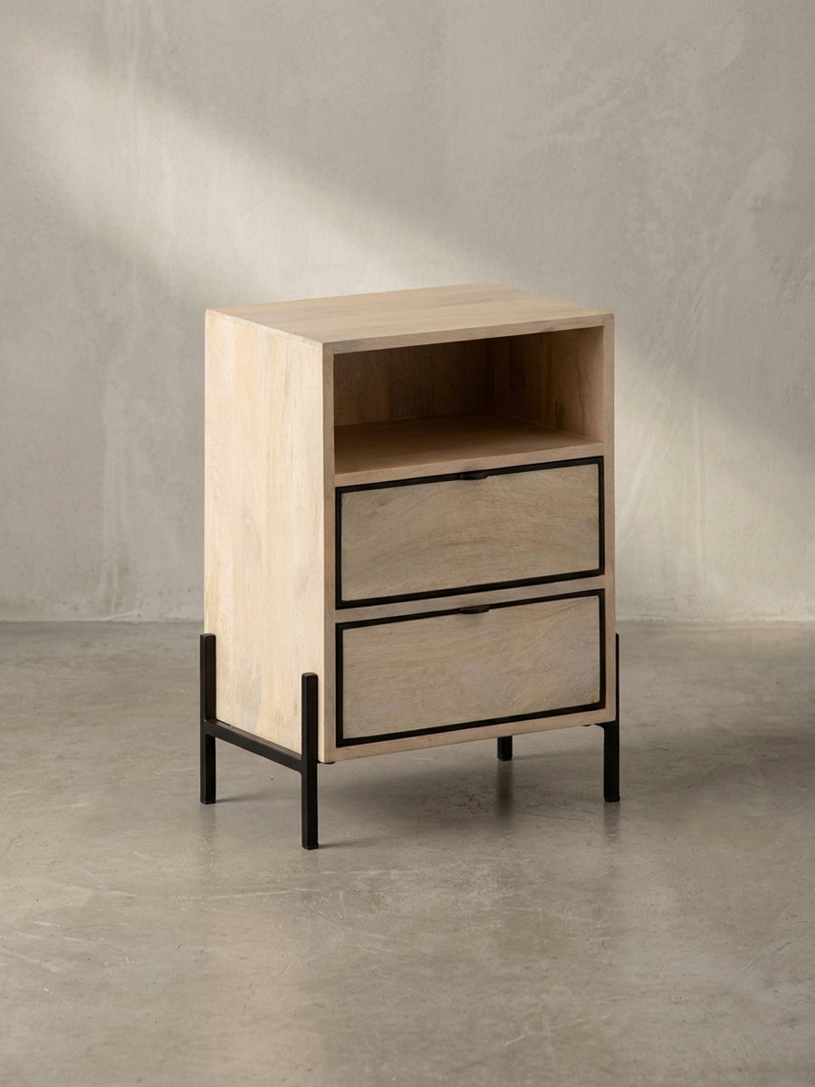 Frontansicht des Nachttisches aus Mangoholz mit zwei Schubladen und schwarzem Metallrahmen, freigestellt vor weißem Hintergrund._