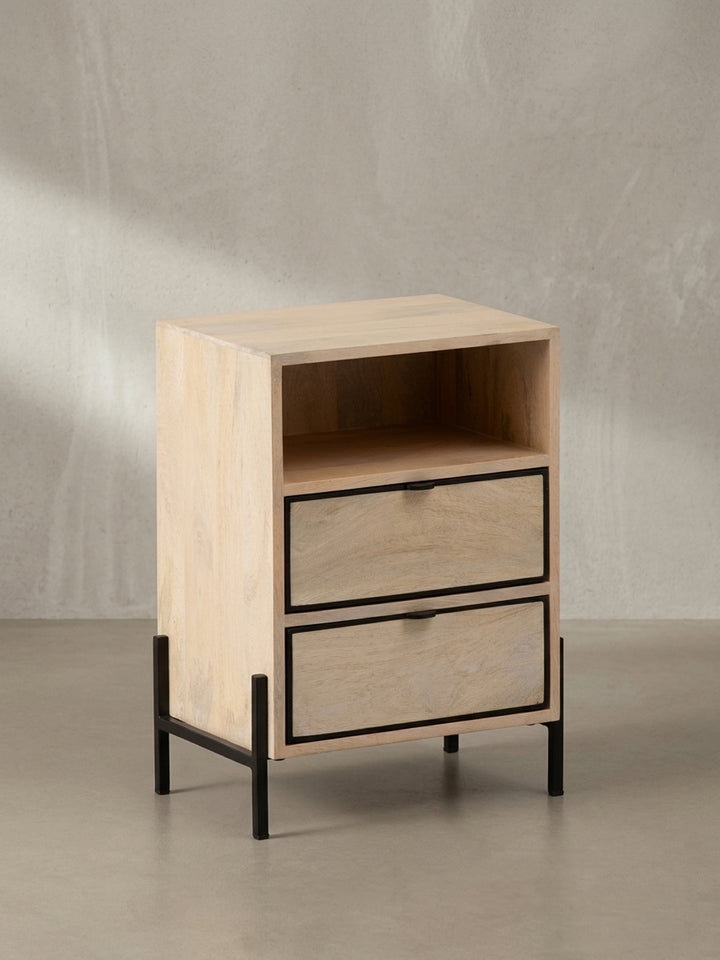 Eleganter Nachtschrank für Boxspringbetten, der massives Mangoholz mit einem robusten, pulverbeschichteten Eisengestell kombiniert._
