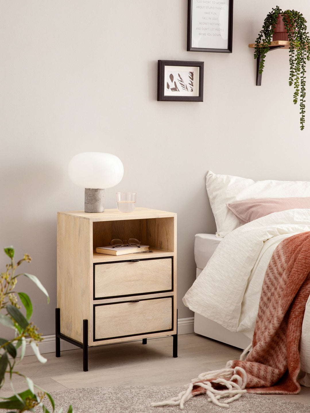 Nachttisch – Mango Massivholz/Metall, 43x60x30 cm, 2 Schubladen, braun