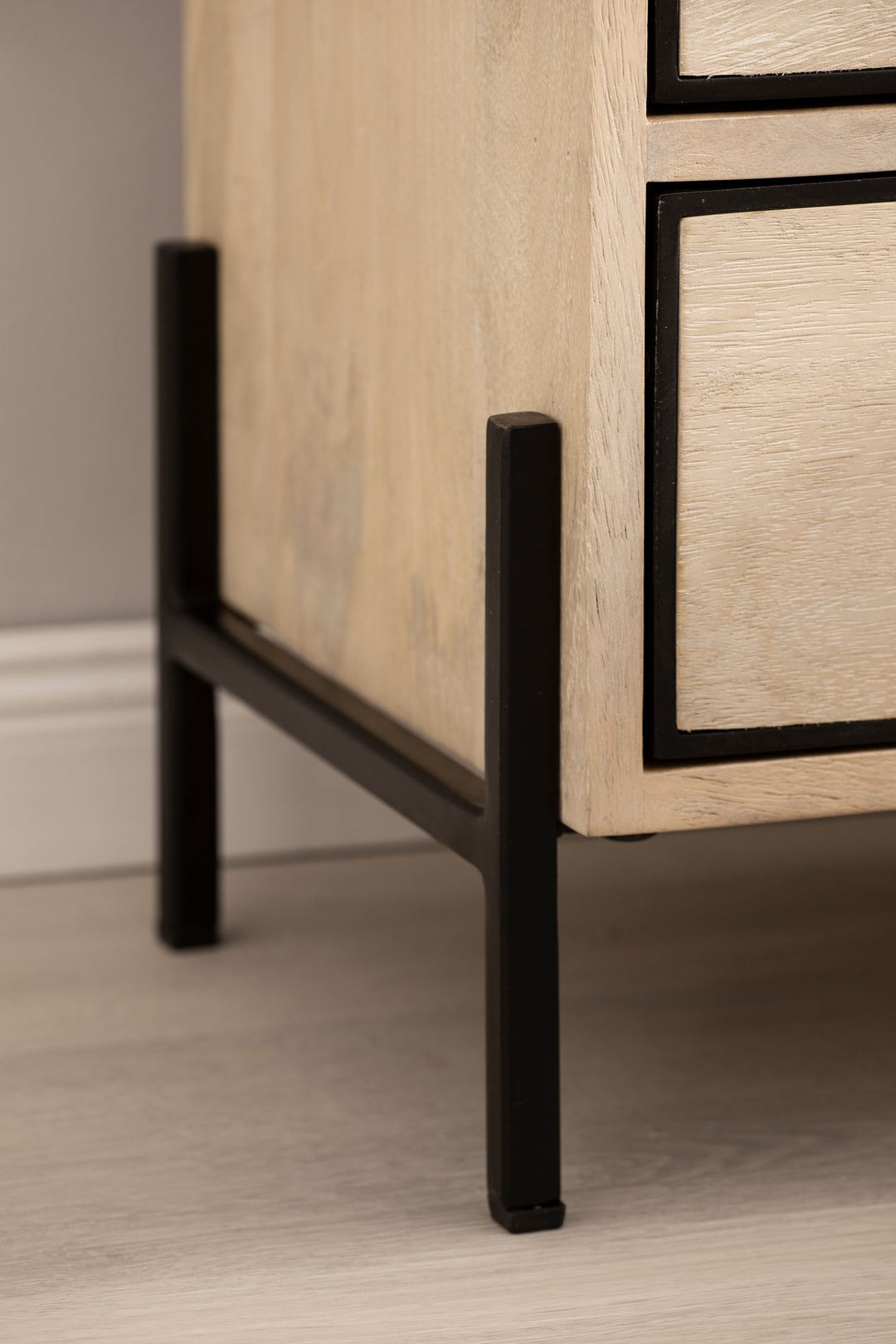 Nachttisch – Mango Massivholz/Metall, 43x60x30 cm, 2 Schubladen, braun