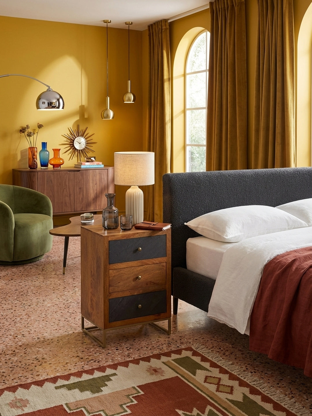 Detailaufnahme der markanten Maserung des Mango Massivholzes und der rauen, strukturierten Oberfläche der Schublade in dunkler Steinoptik des Design Nachttisches._