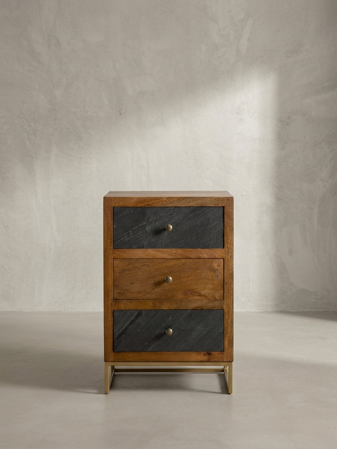 Seitenansicht der Nachtkonsole aus massivem Mangoholz, die die Tiefe von 30 cm und das filigrane, messingfarbene Metallgestell im Industrial-Stil hervorhebt._