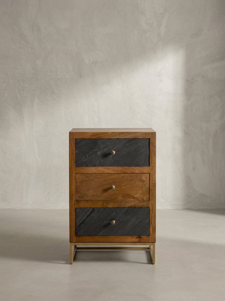 Seitenansicht der Nachtkonsole aus massivem Mangoholz, die die Tiefe von 30 cm und das filigrane, messingfarbene Metallgestell im Industrial-Stil hervorhebt._