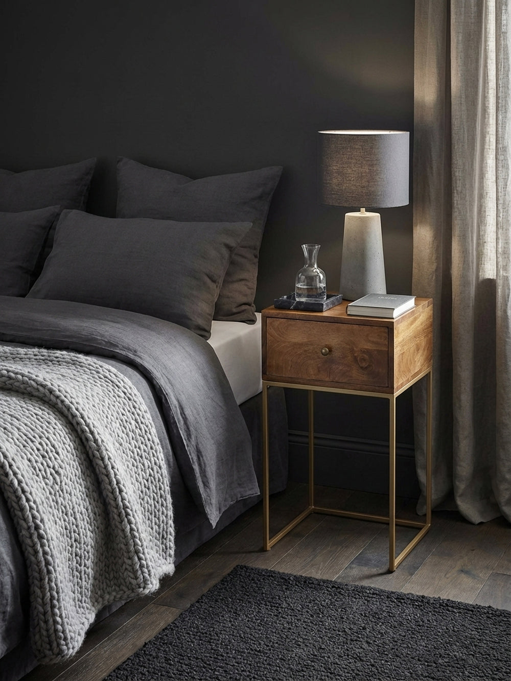 Draufsicht auf den 75,5 cm hohen Nachttisch mit Schublade. Die kompakte Stellfläche von 40x35 cm und die großzügige Ablagefläche sind ideal für das moderne Schlafzimmer._