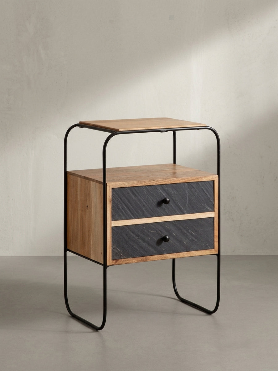 Industrieller Nachttisch in der 3/4-Ansicht, die die Tiefe von 30cm und die Kombination aus warmem Holz und kühlem Metall zeigt._