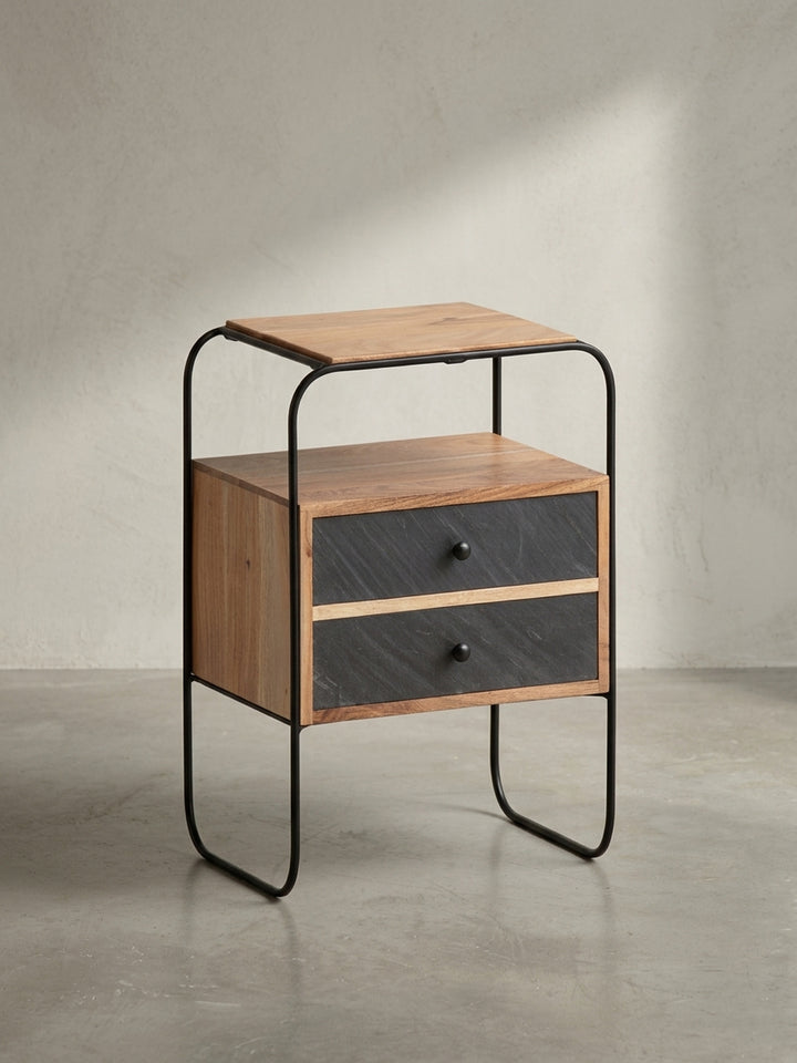 Der kompakte Nachttisch aus Akazie und Metall, eine Designlösung mit Stauraum für moderne Schlafzimmer, freigestellt vor weißem Hintergrund._