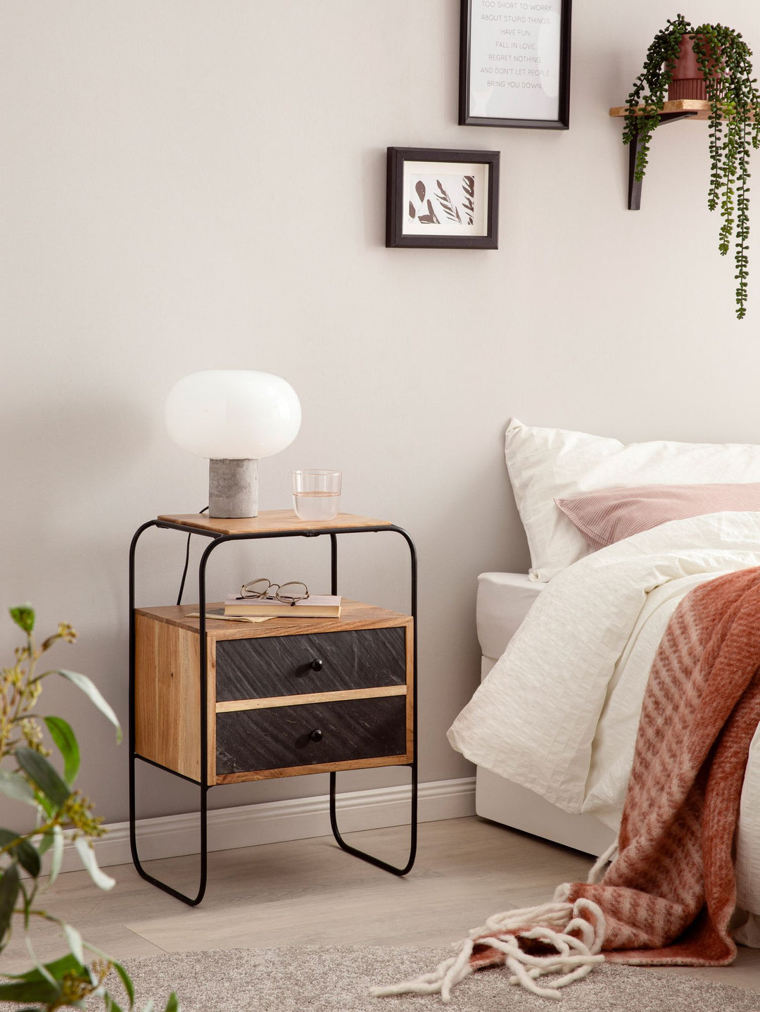 Nachttisch Massivholz / Steinoptik 40x60x30 cm Nachtschrank Boxspringbett - Industrial Nachtkonsole Braun mit 2 Schubladen &amp; Ablagefläche - Nachtkommode Stauraum &amp; Metallgestell_