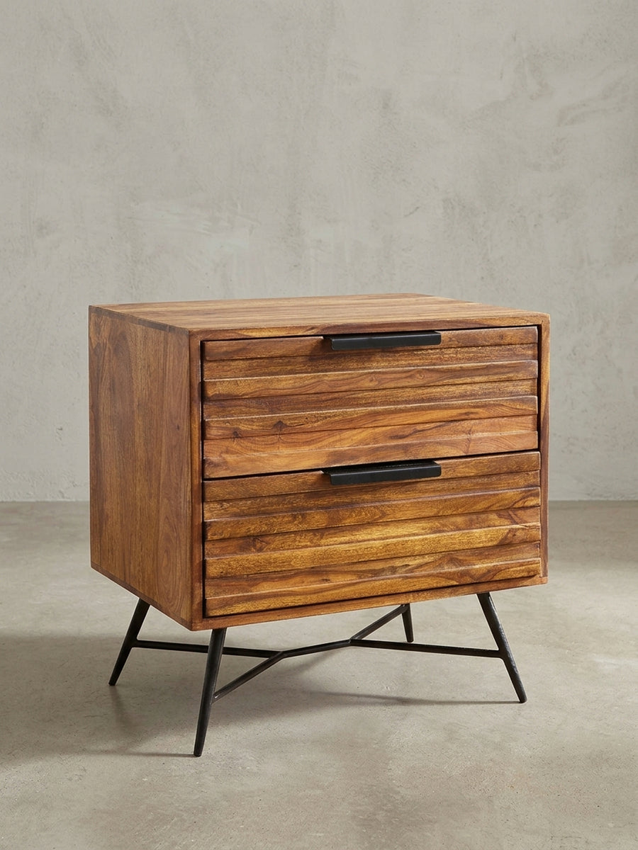 Nachtkonsole NISHAN aus massivem Sheeshamholz frontal freigestellt. 60 cm breiter Korpus mit markanter Holzmaserung auf filigranem, schwarzem Metallgestell._