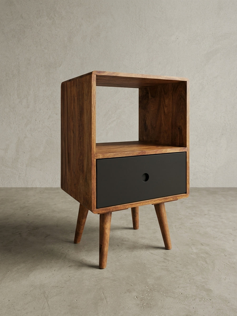 Konsole aus warmem Sheesham-Massivholz mit markanter Maserung mit Schublade auf neutralem Betonhintergrund Frontalansicht 40x35x70 cm_