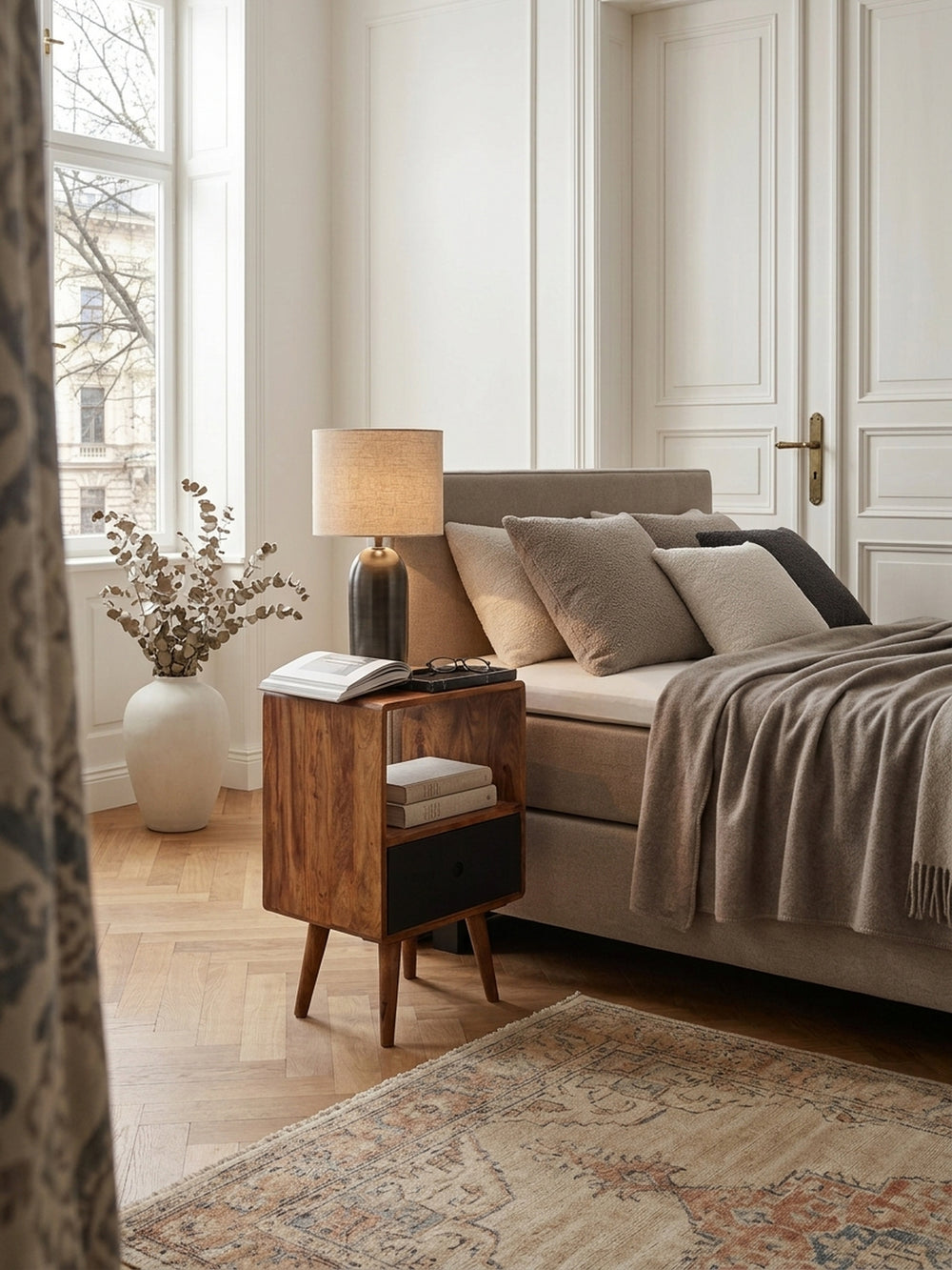 Konsole aus warmem Sheesham-Massivholz mit markanter Maserung mit Schublade in modernem Schlafzimmer mit Teppich und stimmungsvoller Beleuchtung 40x35x70 cm_