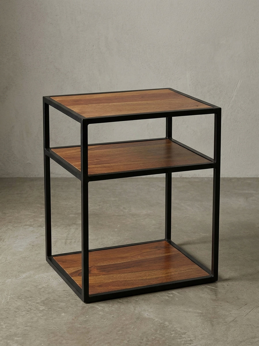 Nahaufnahme einer Ecke des Nachttisches, die die 1,5 cm Materialstärke des Sheesham-Holzes und die präzise Pulverbeschichtung des Rahmens im Detail darstellt._