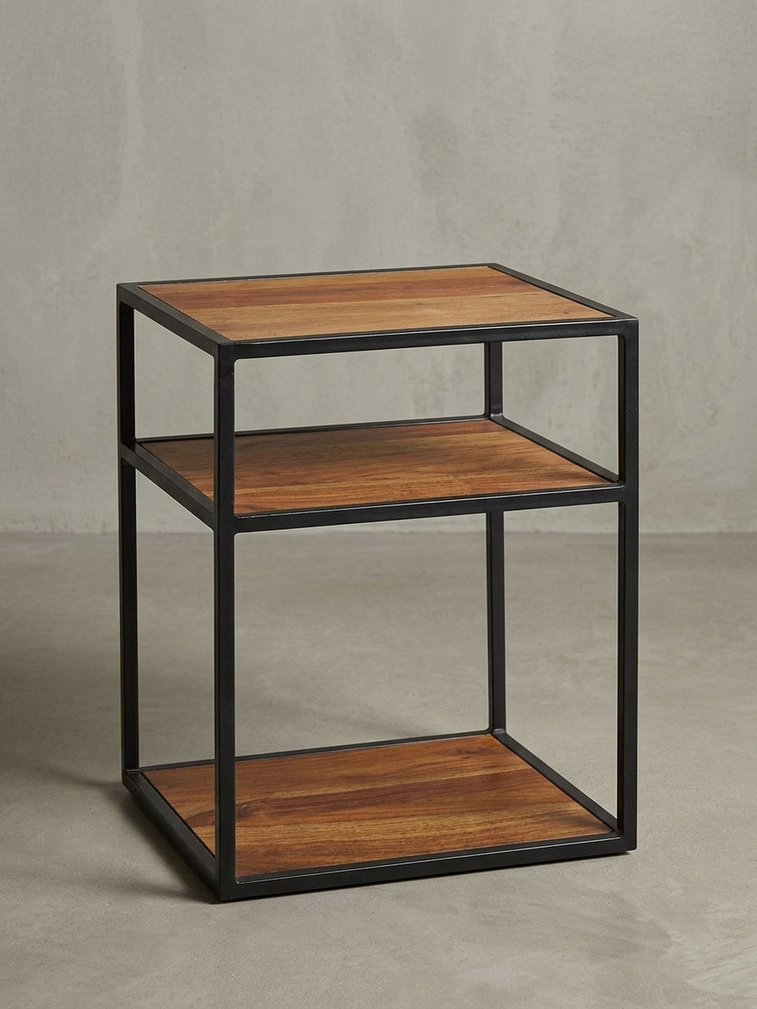 Schräge 3/4-Ansicht der Nachtkonsole, die die Tiefe von 35 cm und die solide Konstruktion aus Massivholz und Edelstahl für Boxspringbetten hervorhebt._