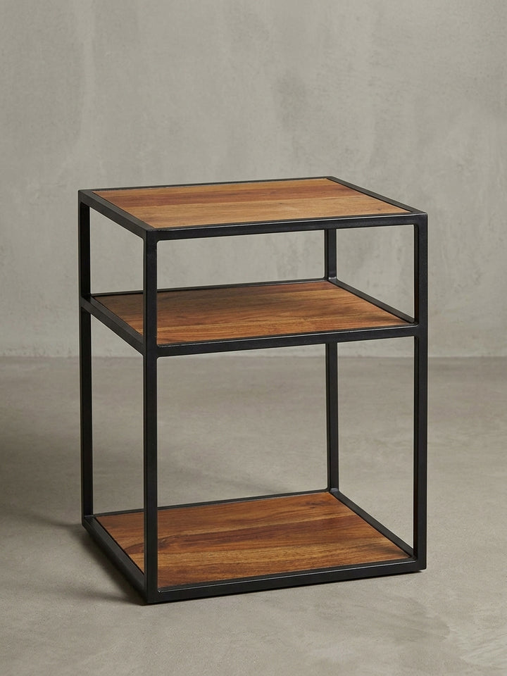 Schräge 3/4-Ansicht der Nachtkonsole, die die Tiefe von 35 cm und die solide Konstruktion aus Massivholz und Edelstahl für Boxspringbetten hervorhebt._