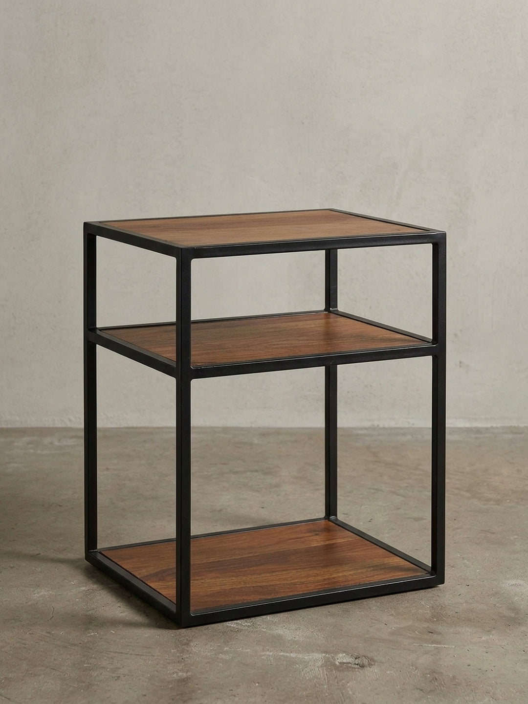 Seitenansicht des Beistelltischs mit klaren Linien, zeigt die minimalistische Silhouette und die Proportionen der Fächer für Stauraum im Wohnzimmer oder Schlafzimmer._