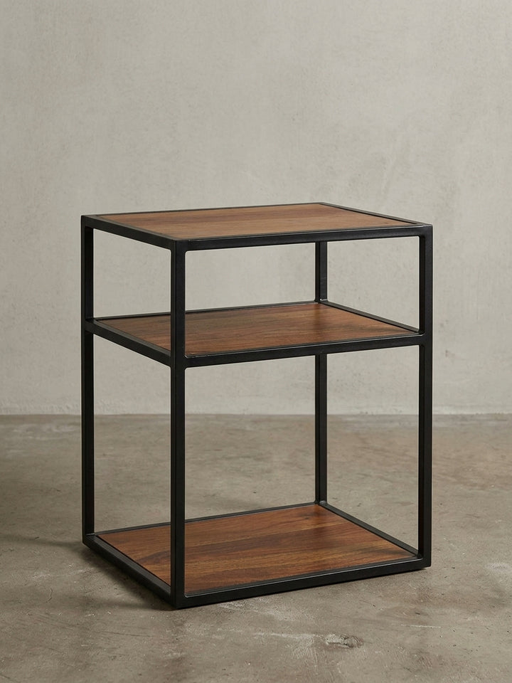 Seitenansicht des Beistelltischs mit klaren Linien, zeigt die minimalistische Silhouette und die Proportionen der Fächer für Stauraum im Wohnzimmer oder Schlafzimmer._