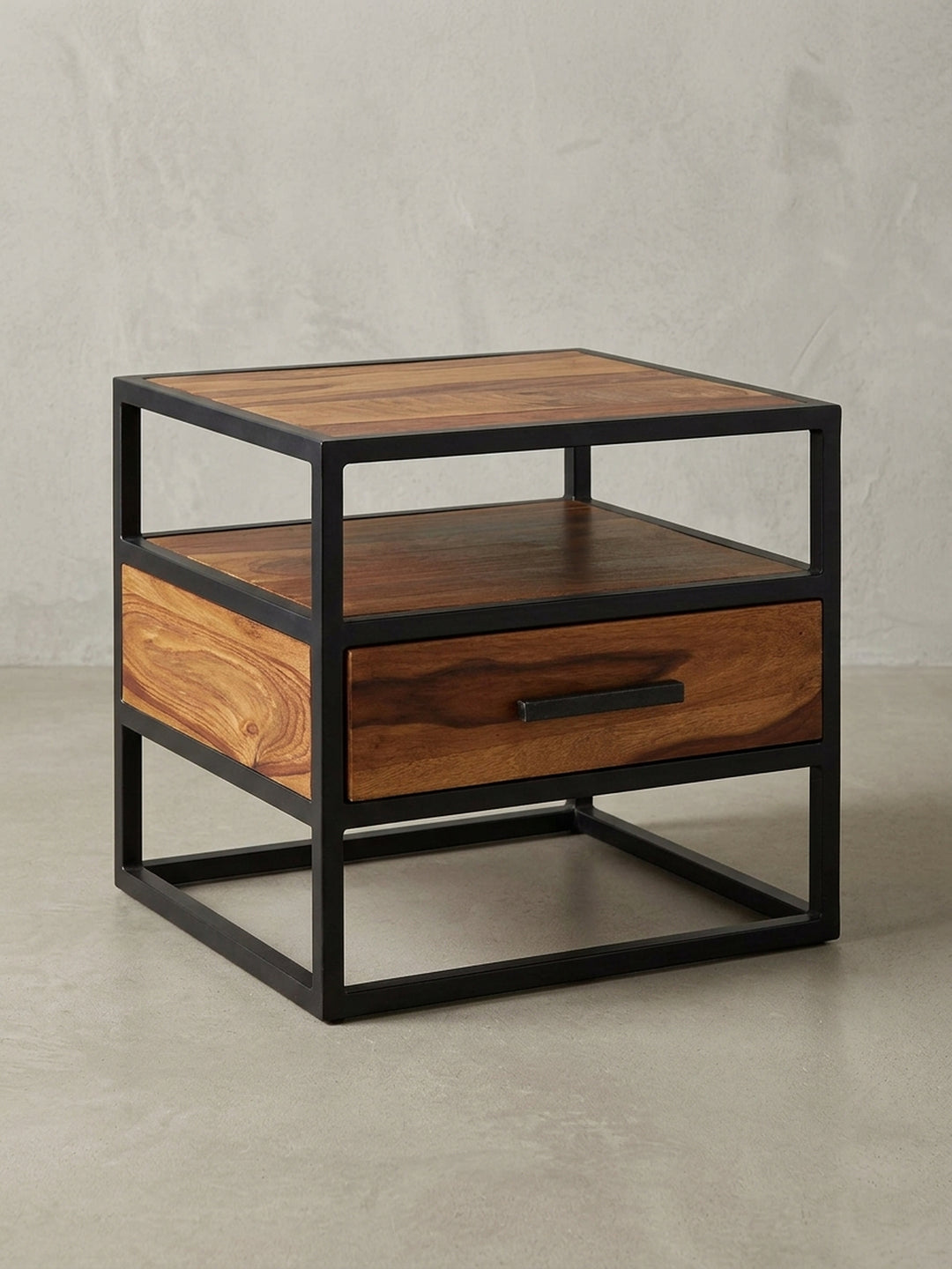 Nachttisch im Industrial Design auf weißem Hintergrund. Die Kombination aus massivem Rosenholz und dem schwarzen Metallgestell prägt die geradlinige Silhouette des 45 cm hohen Nachtschranks._