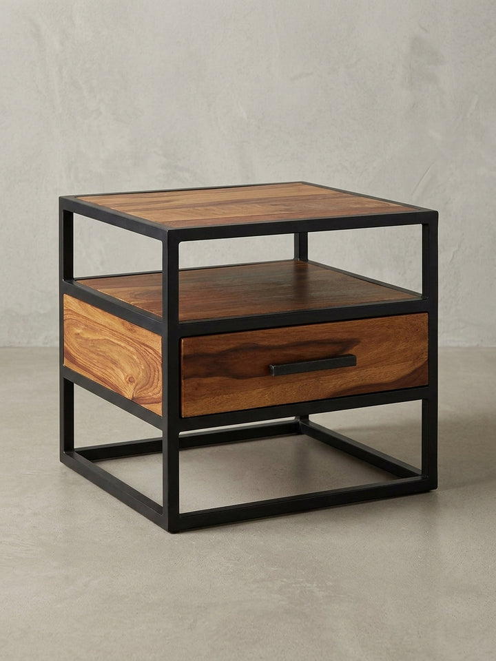 Nachttisch im Industrial Design auf weißem Hintergrund. Die Kombination aus massivem Rosenholz und dem schwarzen Metallgestell prägt die geradlinige Silhouette des 45 cm hohen Nachtschranks._