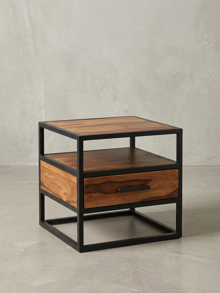 Alternative Perspektive auf das Nachtkästchen im Industrial Loft Stil. Zeigt das harmonische Zusammenspiel der offenen Holzablage und dem geschlossenen Schubladenelement im Metallrahmen._
