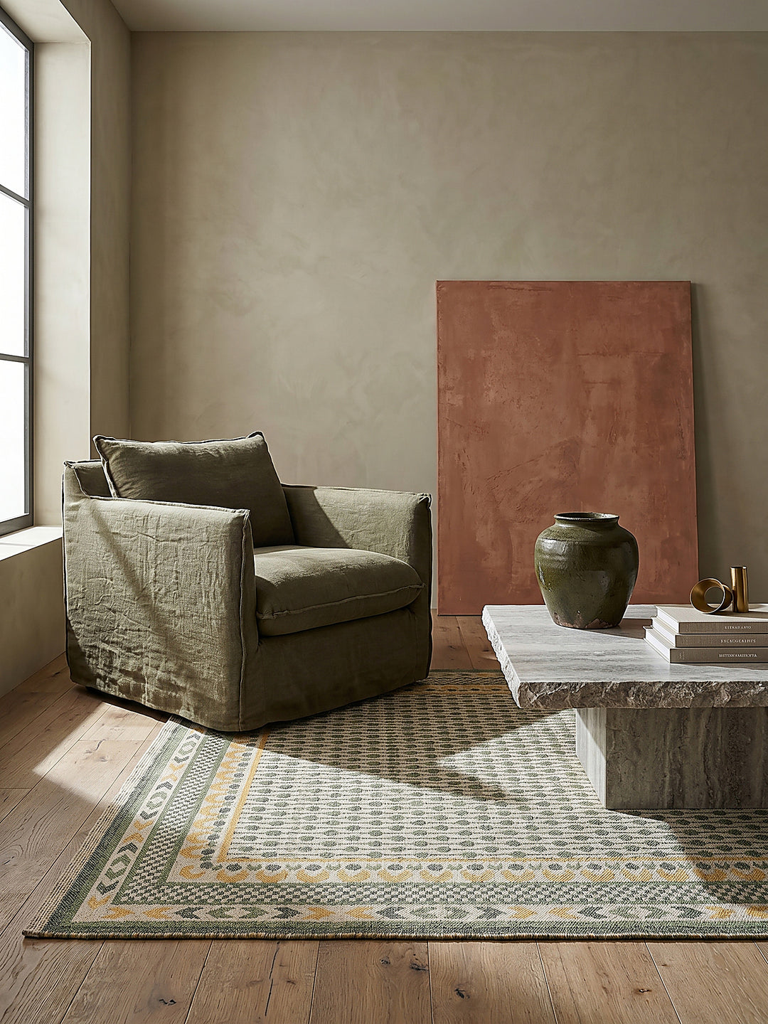 Teppich Grün-Gelb rechteckig im Wohnzimmer mit Couchtisch und Wohnaccessoires Wohnidee skandinavisch modern_