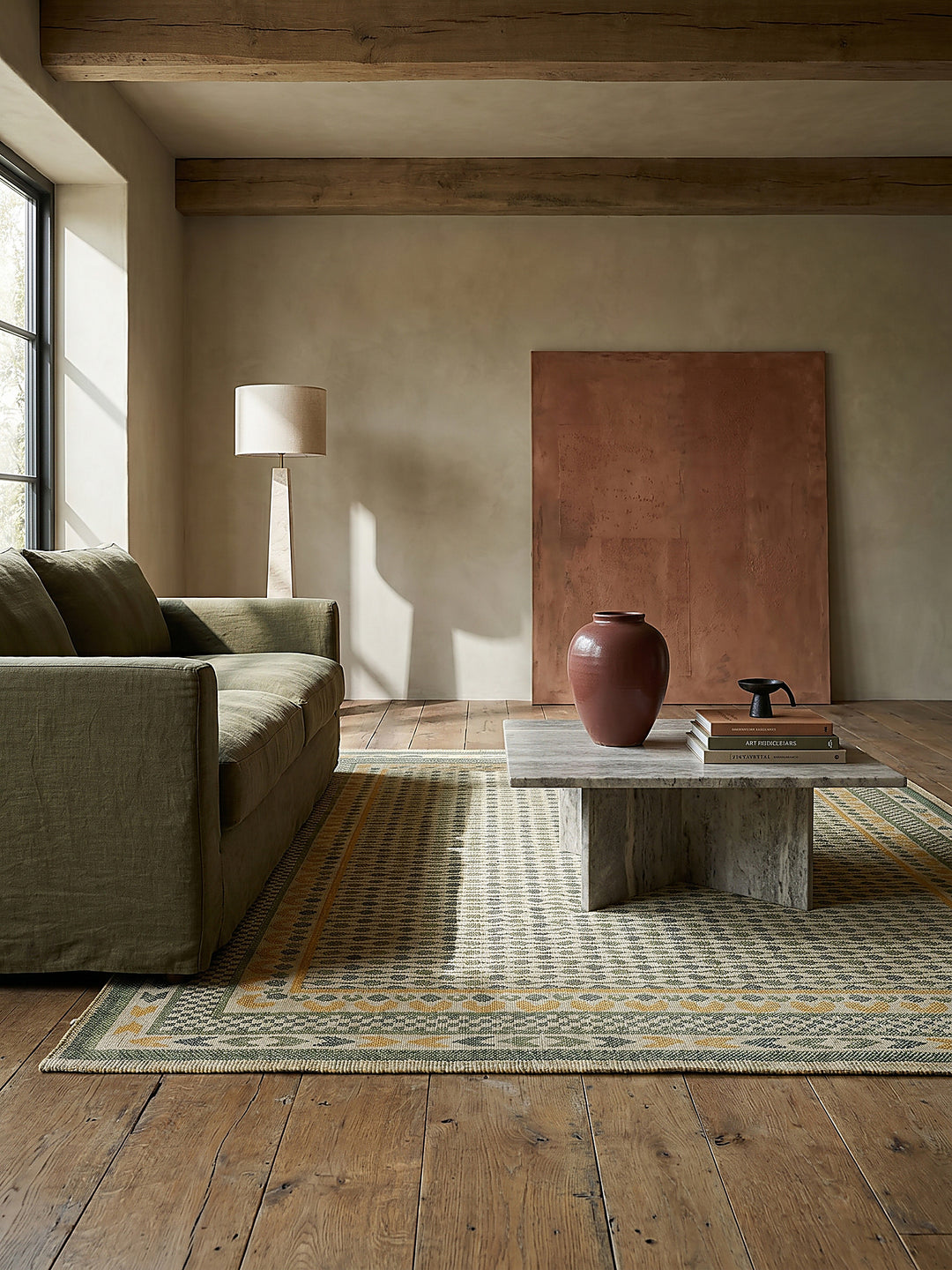 Teppich Grün-Gelb rechteckig Editorial Interior als Designobjekt drapiert hochwertige Wohnaccessoires_