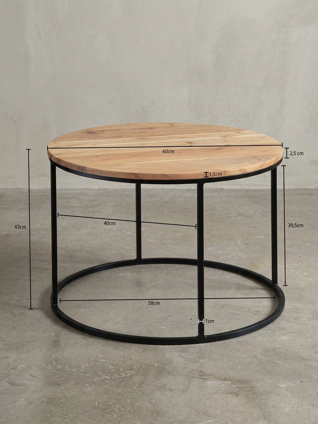 Detailansicht der Rückseite des Akazienholz Couchtisches. Die saubere Verarbeitung und stabile Verbindung zwischen der runden Holztischplatte und dem schwarzen Edelstahlgestell._