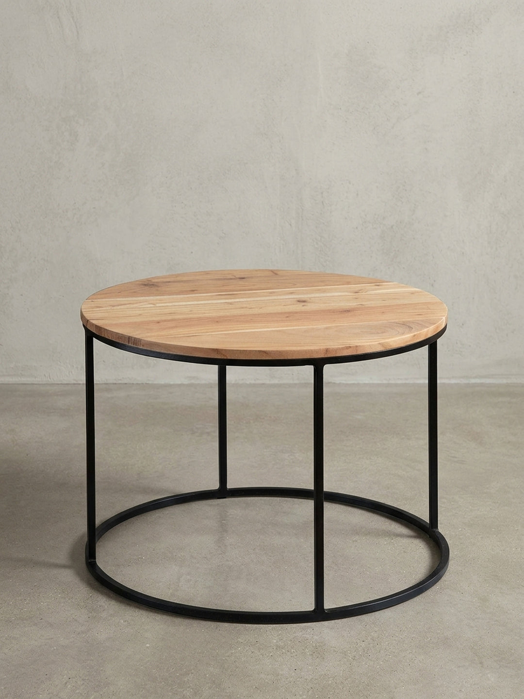 Gesamtübersicht des runden Design Couchtisches. Das harmonische Zusammenspiel von natürlicher Akazie und mattschwarzem Metall macht diesen 60x60 cm Tisch zum Wohnzimmer-Highlight._
