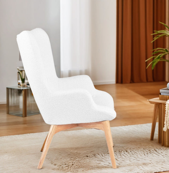 Wingchair mit natürlichem Eichenholzgestell und weißem Stoffbezug - eleganter Polstersessel für Home-Office von Kadima Design_