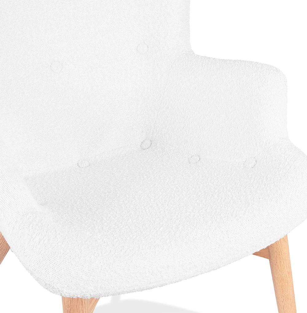 Designsessel mit ergonomischer Sitzposition und Flügellehne - hochwertiger Bouclé-Bezug in Weiß von Kadima Design_