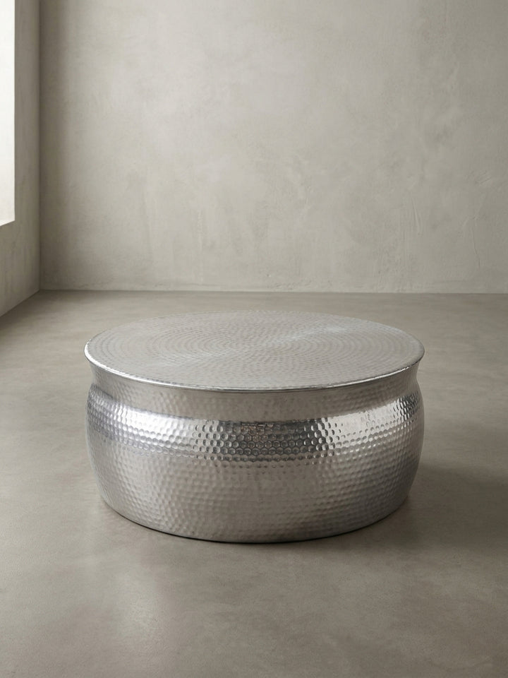 Alternative Perspektive des silbernen Sofatisches, die die großzügige 75x75cm Ablagefläche für Dekoration, Bücher oder Getränke im eleganten Wohnbereich ideal in Szene setzt._