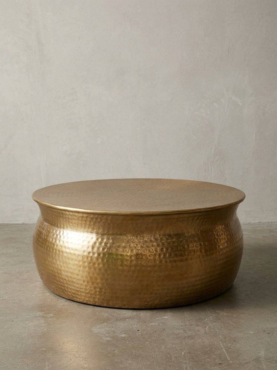 Runder Couchtisch aus Aluminium in Gold mit Hammerschlag-Optik, frontal auf weißem Hintergrund. Der 75x75x31 cm große Stubentisch überzeugt durch sein orientalisches Design._