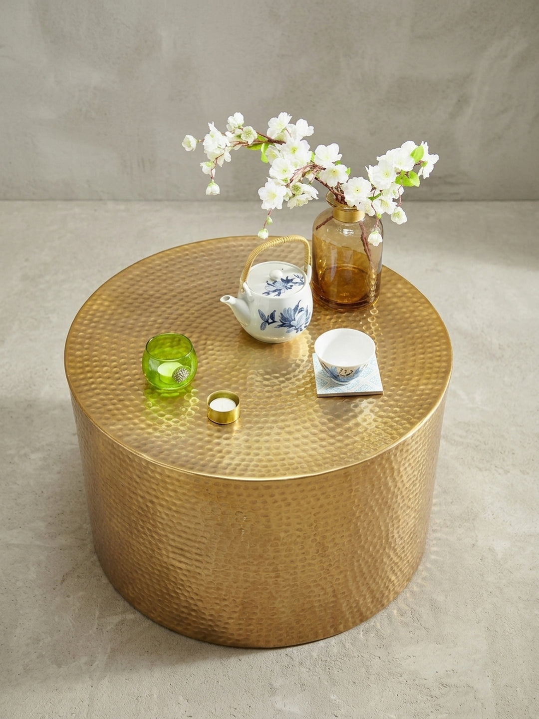 Alternative Perspektive des metallischen Couchtisches in Gold-Optik. Der glänzende, runde Loungetisch setzt als 61 cm breites Highlight glamouröse Akzente in jeder Einrichtung._