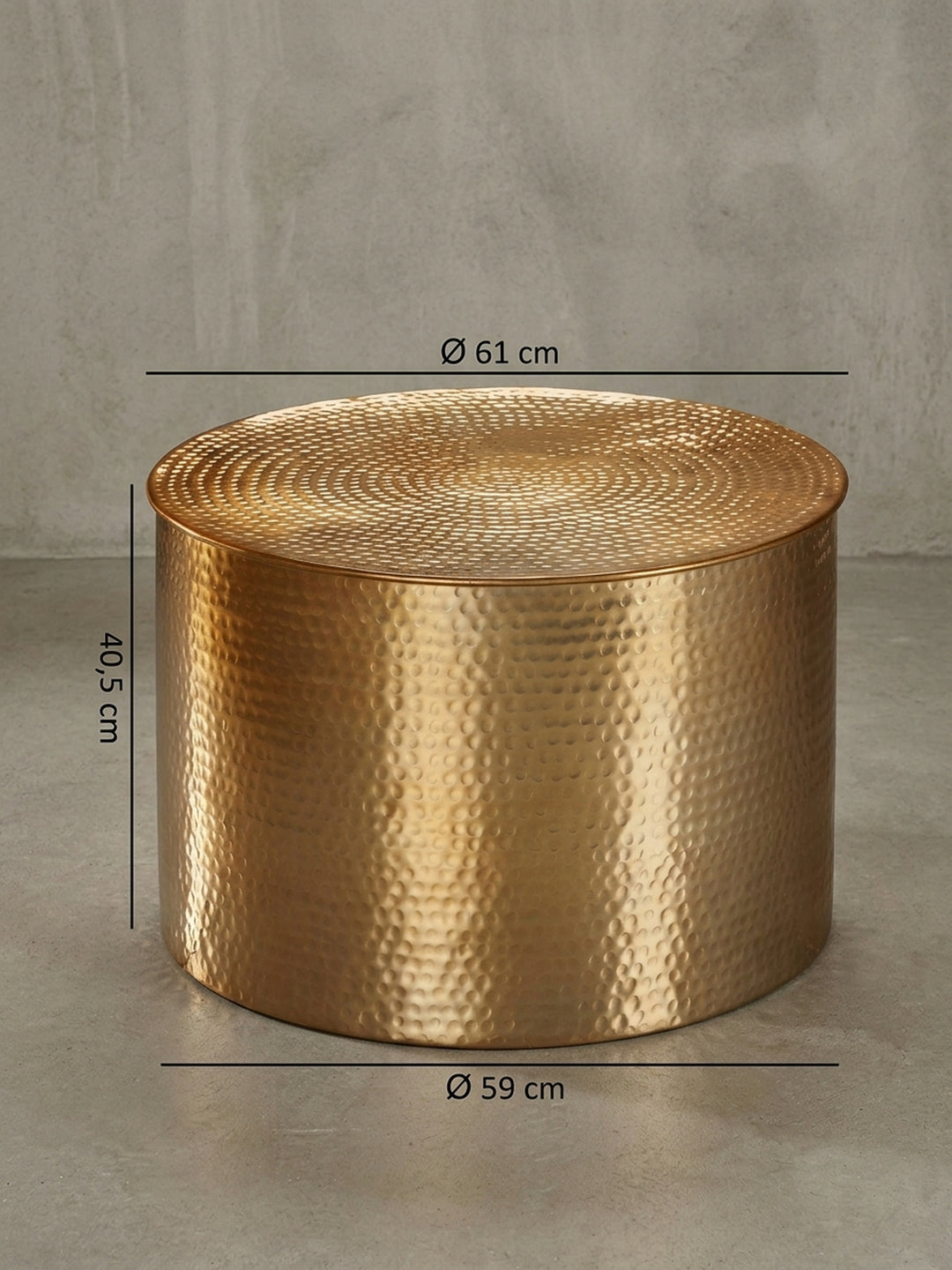 Detailansicht der Rückseite des goldenen Hammerschlag-Tisches. Die nahtlose Verarbeitung des orientalischen Aluminium-Wohnzimmertisches unterstreicht das hochwertige, runde Design._