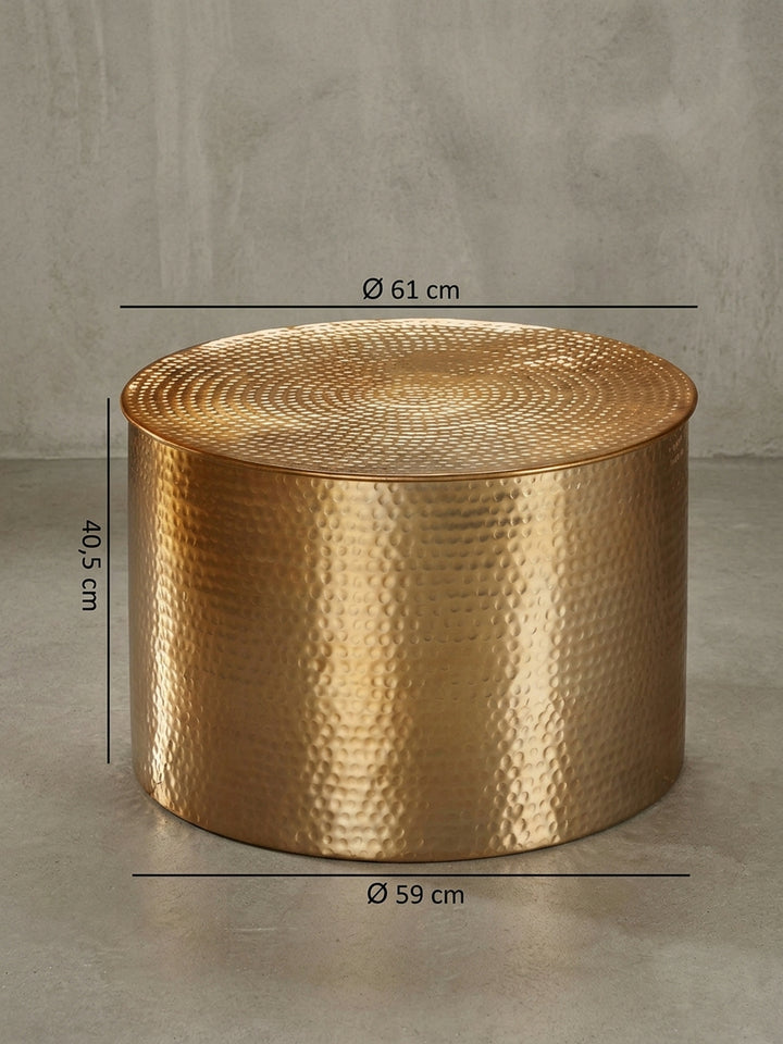 Detailansicht der Rückseite des goldenen Hammerschlag-Tisches. Die nahtlose Verarbeitung des orientalischen Aluminium-Wohnzimmertisches unterstreicht das hochwertige, runde Design._