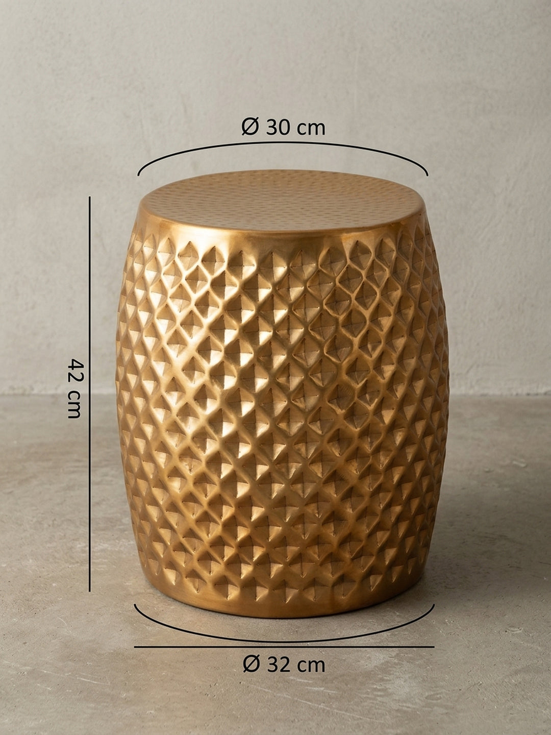 Detailansicht der Rückseite des handgefertigten Metalltisches. Der goldene Hammerschlag-Couchtisch zeigt eine durchgehende, nahtlose Struktur des runden Aluminiumkorpus ohne Füße._