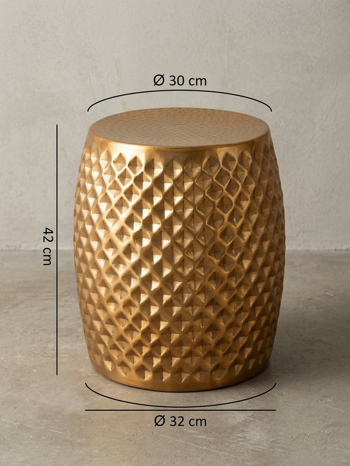 Detailansicht der Rückseite des handgefertigten Metalltisches. Der goldene Hammerschlag-Couchtisch zeigt eine durchgehende, nahtlose Struktur des runden Aluminiumkorpus ohne Füße._