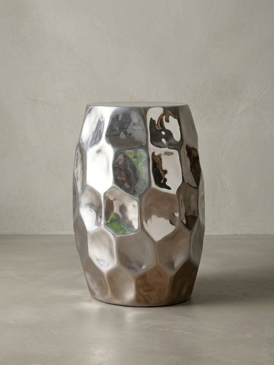 Moderner Beistelltisch aus komplett silbernem Aluminium in 30x47x30cm. Die fassförmige, runde Silhouette besticht durch ihr einzigartiges orientalisches Muster._