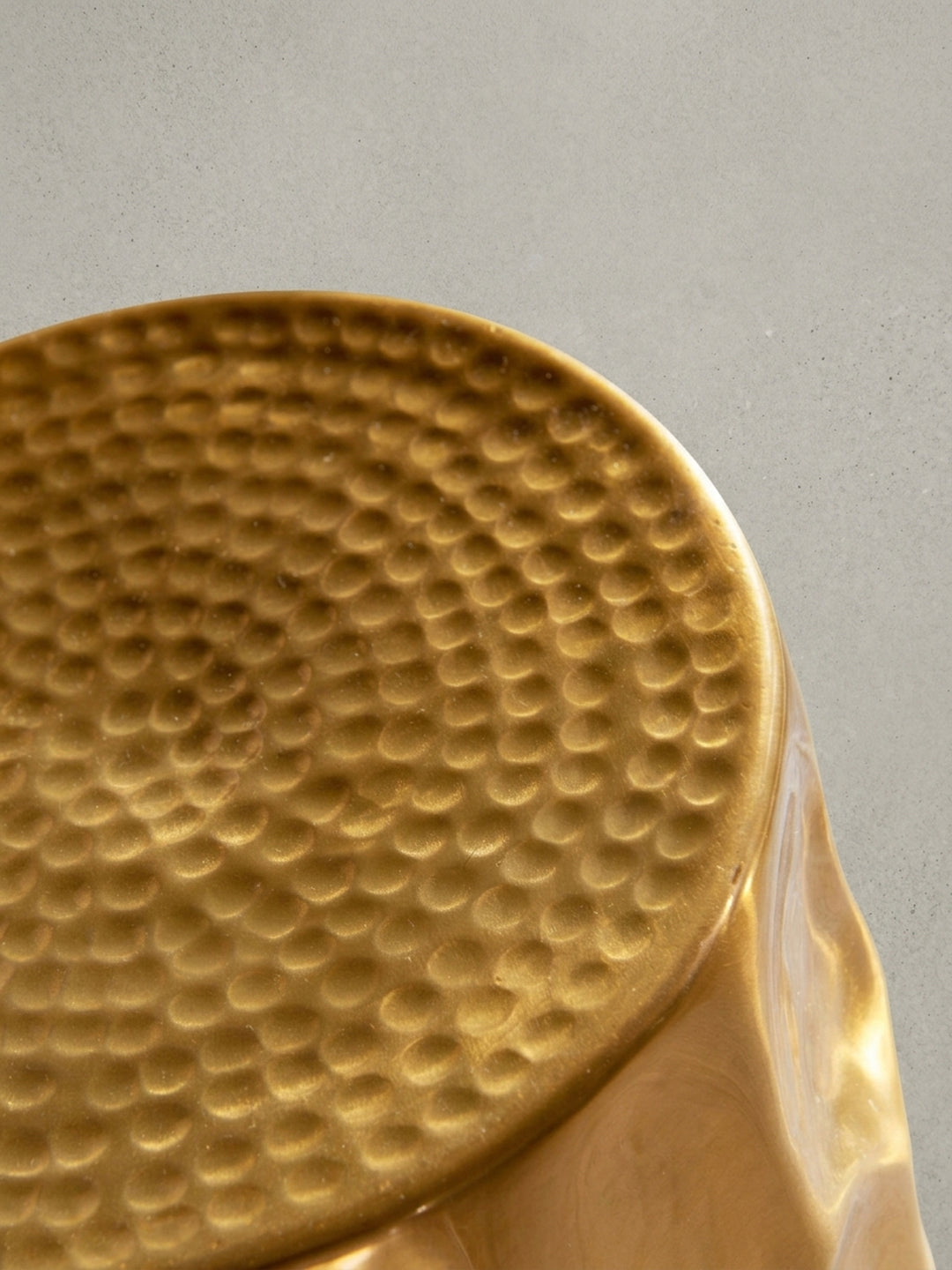 Alternative Perspektive des orientalischen Dekotisches. Der glänzende Goldton und die plastische Oberfläche des 47cm hohen Aluminium Tisches wirken hier besonders skulptural._