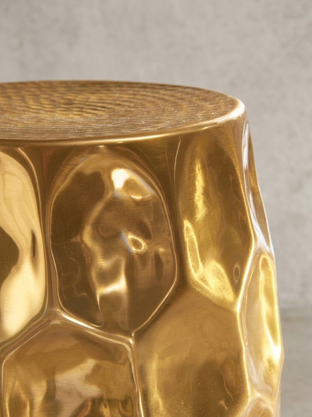 Technische Zeichnung des goldenen Beistelltisches mit genauen Maßen: 30 cm Breite, 47 cm Höhe und 30 cm Tiefe. Optimal für die räumliche Planung im modernen Wohnzimmer._