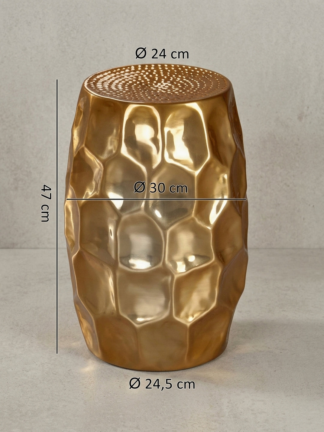 Detailansicht der Rückseite des goldenen Aluminium Beistelltisches. Die durchgehende Hammerschlag Struktur zeigt die hochwertige Verarbeitung des runden Wohnzimmertisches._