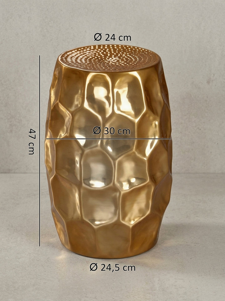 Detailansicht der Rückseite des goldenen Aluminium Beistelltisches. Die durchgehende Hammerschlag Struktur zeigt die hochwertige Verarbeitung des runden Wohnzimmertisches._
