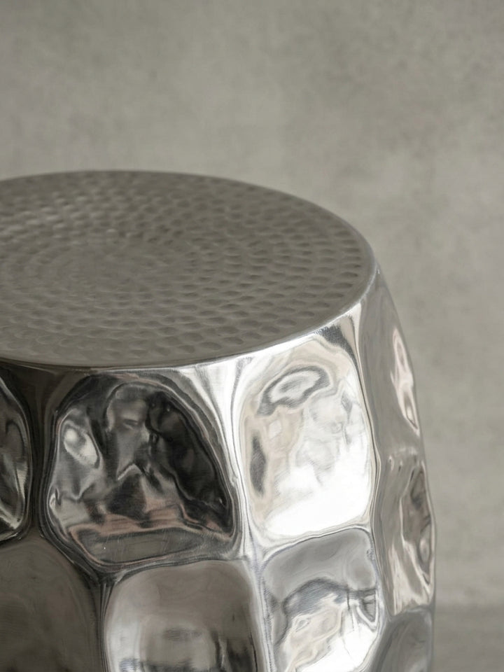 Alternativer Winkel des runden Aluminium-Tisches in Silber. Die geschlossene Form ohne sichtbare Beine verleiht dem Möbelstück einen skulpturalen Charakter._