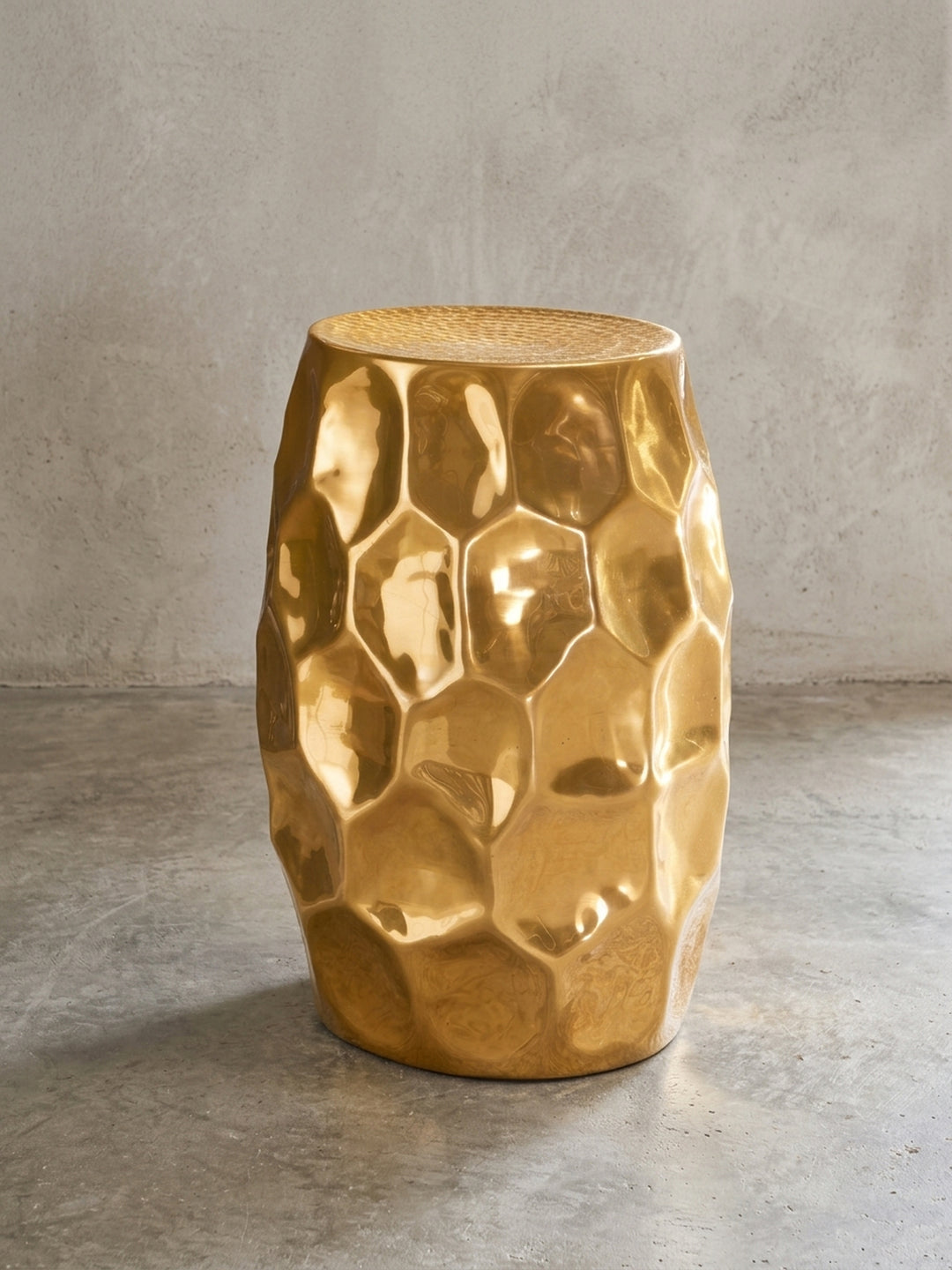 Vorderansicht des 47cm hohen goldenen Beistelltisches aus Aluminium. Das orientalische Hammerschlag Muster prägt den zylindrischen Dekotisch vor neutralem weißem Hintergrund._